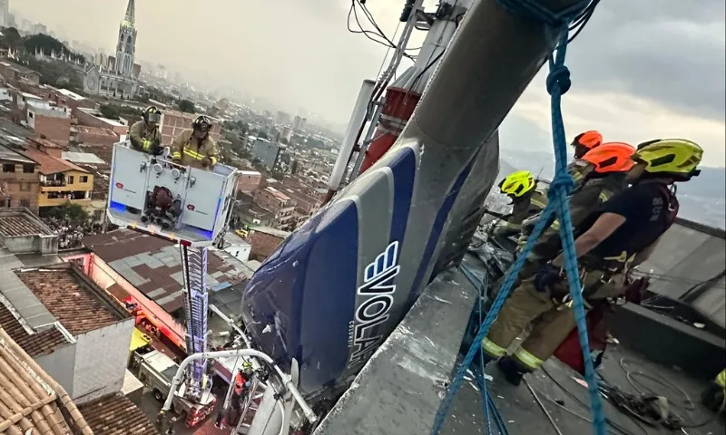 Imagem ilustrativa da imagem VÍDEO | Helicóptero com turistas cai após decolar e fica preso a antena na Colômbia