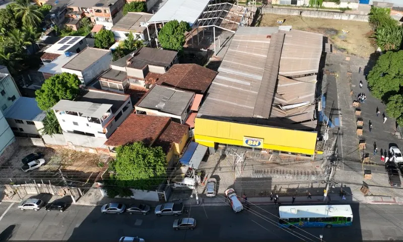 Imagem ilustrativa da imagem Vídeo mostra como telhado de supermercado ficou após desabar em Vila Velha