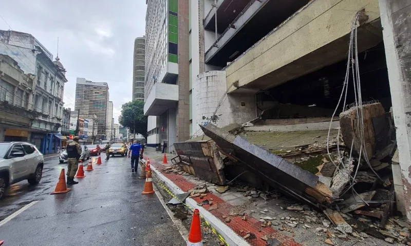 Imagem ilustrativa da imagem Vídeo mostra desabamento de marquise de prédio no Centro de Vitória. Assista