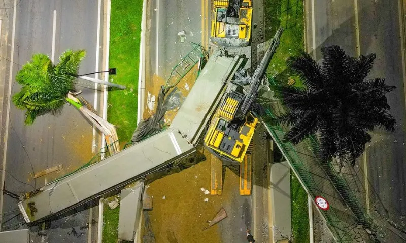 Imagem ilustrativa da imagem Vídeo mostra momento em que carreta derruba passarela na BR-101 em Linhares