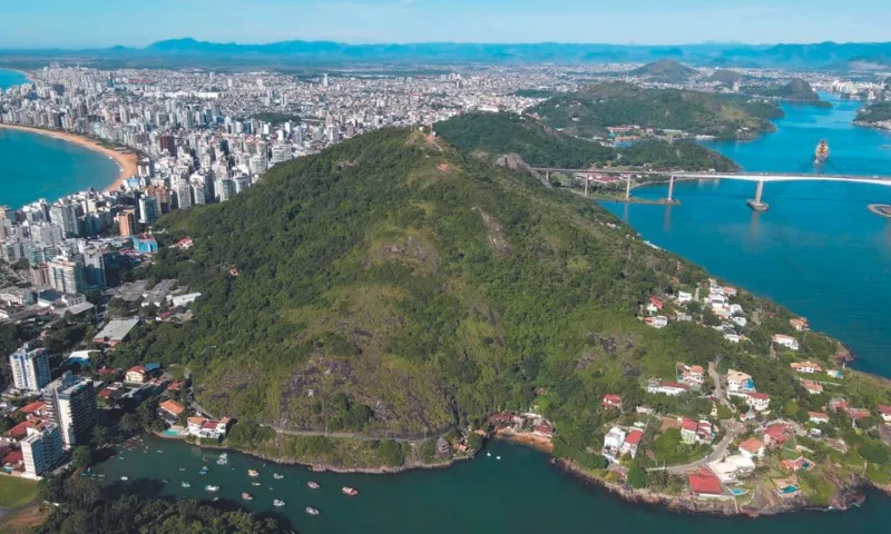 Imagem ilustrativa da imagem Vila Velha: Praias e ilhas paradisíacas em terra canela-verde