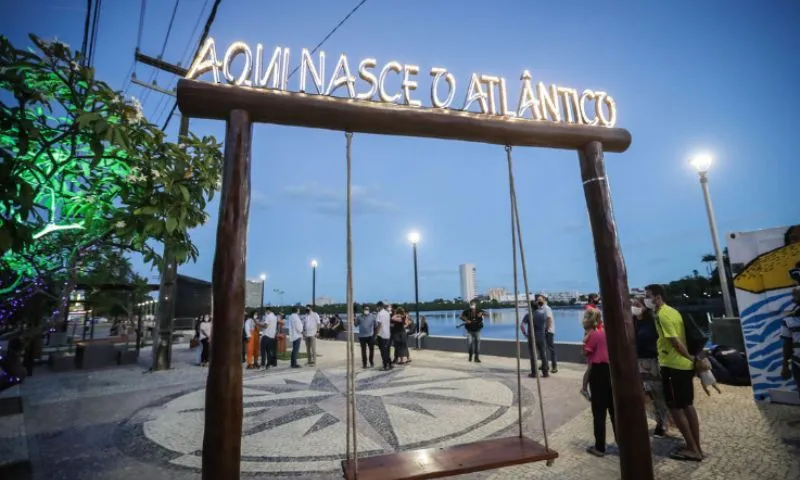 Imagem ilustrativa da imagem Visual do carnaval do Recife evoca um mergulho no mar, no mangue e na folia