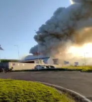 Imagem ilustrativa da imagem Fábrica de produtos químicos em Igarassu atingida por incêndio nesta terça