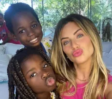 Imagem ilustrativa da imagem Giovanna Ewbank: "Triste e culpada por não dar conta do que remete aos meus filhos"