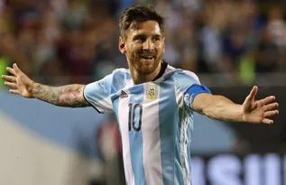 Imagem ilustrativa da imagem Messi é eleito melhor do mundo pela 8ª vez, mesmo em temporada reclusa