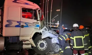 Imagem ilustrativa da imagem Três pessoas morrem após carro ser esmagado por carretas na Dutra, em SP