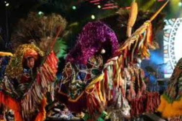 Imagem ilustrativa da imagem A poesia do maracatu de baque solto chega à Praia de Ponta de Pedras, em Goiana