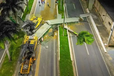 Imagem ilustrativa da imagem Acidente em Linhares: motorista que derrubou passarela será multado em R$ 195