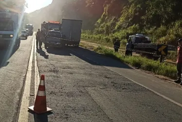 Imagem ilustrativa da imagem Acidente entre caminhonete e caminhão deixa uma pessoa morta na BR-262 no ES