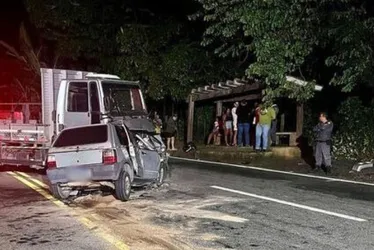 Imagem ilustrativa da imagem Acidente entre carro e caminhão deixa jovem morto em rodovia do ES