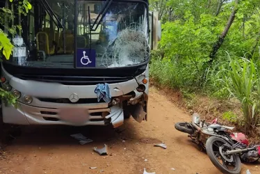 Imagem ilustrativa da imagem Acidente entre ônibus escolar e moto deixa jovem morto no ES