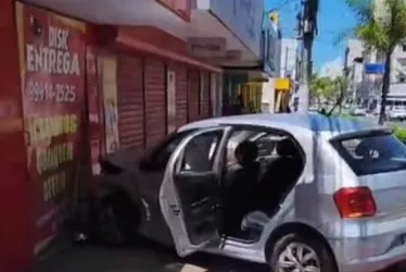 Imagem ilustrativa da imagem Acidente no Centro de Vila Velha deixa homem e criança feridos