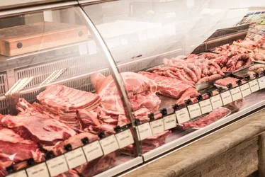 Imagem ilustrativa da imagem Açougues são interditados por vender carne estragada no litoral de SP