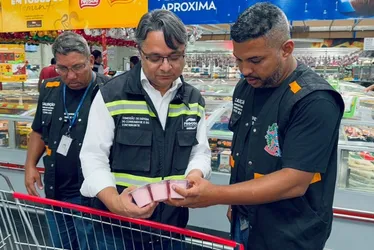 Imagem ilustrativa da imagem Alimentos vencidos e mofados são apreendidos em supermercados na Grande Vitória