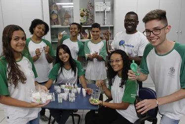 Imagem ilustrativa da imagem Alunos aprendem a fazer perfume, hidratante e sabão