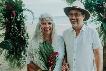 Imagem ilustrativa da imagem Astrid Fontenelle renova votos de casamento com cerimônia intimista na praia