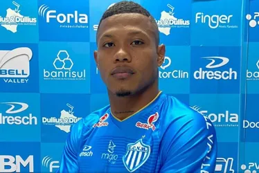 Imagem ilustrativa da imagem Atacante sabe de morte do pai no estádio, pede para jogar e faz gol