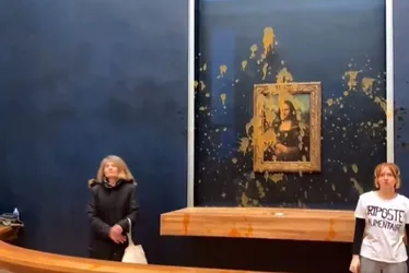 Imagem ilustrativa da imagem Ativistas jogam sopa no quadro da Mona Lisa, em Paris