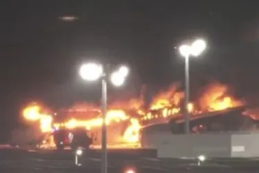 Imagem ilustrativa da imagem Avião com 367 passageiros pega fogo ao pousar no aeroporto de Tóquio