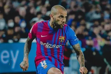 Imagem ilustrativa da imagem Barcelona tira Daniel Alves de área de 'lendas' do site após condenação por estupro