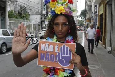 Imagem ilustrativa da imagem Beijo forçado na folia é crime, dizem especialistas