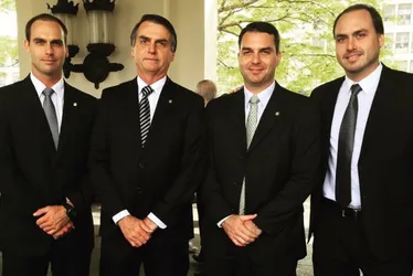 Imagem ilustrativa da imagem Bolsonaro e filhos saíram de lancha em Angra, e PF encontrou casa vazia