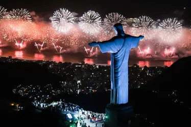 Imagem ilustrativa da imagem Brasileiros comemoram a chegada de 2024 com shows, festa e queima de fogos