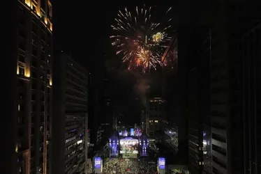 Imagem ilustrativa da imagem Brasileiros comemoram a chegada de 2024 com shows, festa e queima de fogos