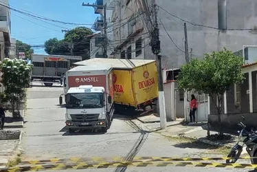 Imagem ilustrativa da imagem Caminhão de cerveja bate em muro de casa em Vila Velha