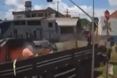 Imagem ilustrativa da imagem Caminhão ultrapassa sinal vermelho e é partido ao meio por trem; veja vídeo