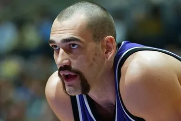 Imagem ilustrativa da imagem Campeão da NBA é internado à espera de transplante de coração grande