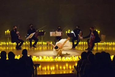 Imagem ilustrativa da imagem Candleligh traz música ao vivo à luz de velas acompanhada de ballet para o Rio Mar