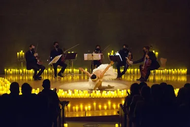 Imagem ilustrativa da imagem Candlelight ilumina o Teatro RioMar com Tchaikovsky e performance de ballet ao vivo