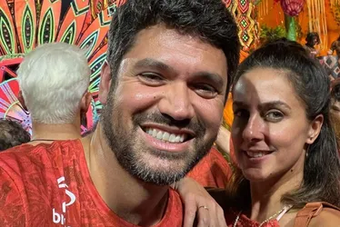 Imagem ilustrativa da imagem Carol Barcellos e Marcelo Courrege aparecem juntos e assumem namoro na Sapucaí