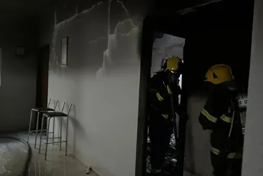 Imagem ilustrativa da imagem Carregador de celular pega fogo e incendeia quarto de casa no Tocantins
