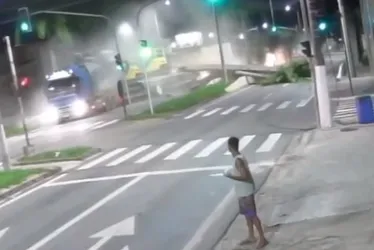 Imagem ilustrativa da imagem Carreta derruba passarela e interrompe trânsito na BR-101 no ES