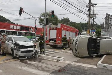 Imagem ilustrativa da imagem Carro capota e motorista fica preso dentro de veículo na avenida Vitória