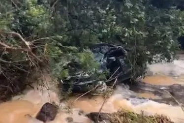 Imagem ilustrativa da imagem Carro é arrastado para dentro de cachoeira no ES