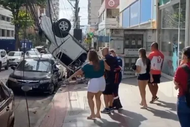 Imagem ilustrativa da imagem Carro é roubado após ser atingido por veículo que caiu de prédio na Praia da Costa