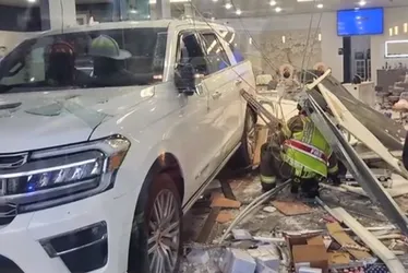 Imagem ilustrativa da imagem Carro invade salão de manicure, mata uma cliente e fere outras três nos EUA