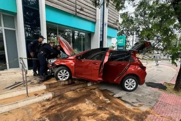 Imagem ilustrativa da imagem Carro perde controle durante perseguição e invade calçada na Reta da Penha