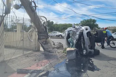Imagem ilustrativa da imagem Casal fica ferido após caminhonete capotar e bater em poste na Serra