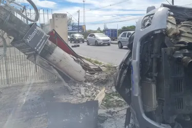 Imagem ilustrativa da imagem Casal fica ferido após caminhonete capotar e bater em poste na Serra