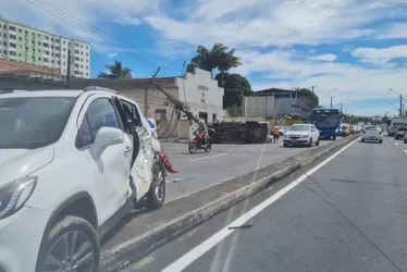 Imagem ilustrativa da imagem Casal fica ferido após caminhonete capotar e bater em poste na Serra