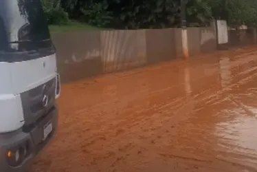 Imagem ilustrativa da imagem Chuva forte causa alagamento e deixa ruas com barro em cidade do ES