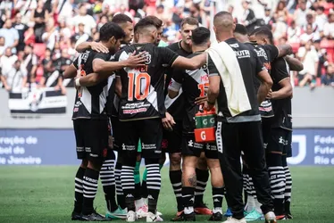 Imagem ilustrativa da imagem Com polêmica e falha de goleiro, Vasco tropeça contra o Bangu e perde a liderança