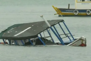 Imagem ilustrativa da imagem Condutor de barco que naufragou na Bahia perdeu filha e neto no acidente