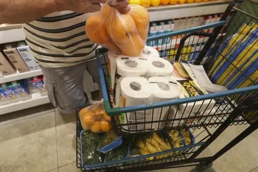Imagem ilustrativa da imagem Consumo das famílias cai e puxa PIB para baixo no quarto trimestre