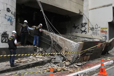 Imagem ilustrativa da imagem Corrosão, umidade e peso como causas da queda de marquise no centro de Vitória