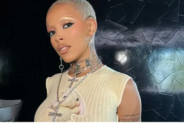 Imagem ilustrativa da imagem Doja Cat é agredida e tem dentes quebrados pelo irmão, diz site